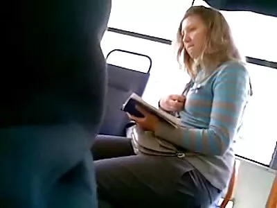 一个瘦弱的混血女人在公共洗衣房诱惑和性交了一个年轻的拉丁裔
