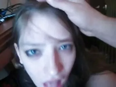 她把它放进嘴里，放松了下来