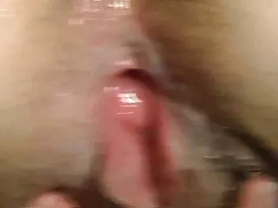 她在办公室用吊袜带压住那个女人