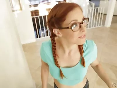 一个拥有完美身材的成熟女人 Kendra Lust 骑着一匹年轻的种马
