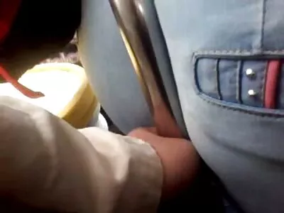 一个 18 岁的女孩用 iPhone 拍摄了她在购物中心的更衣室里被性交的过程