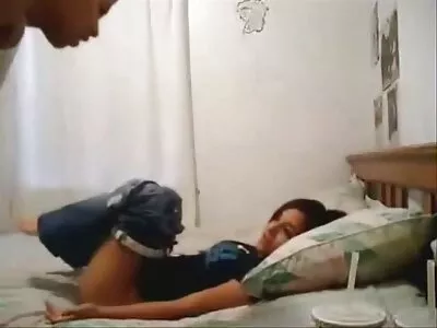 令人愉快地清空了女孩