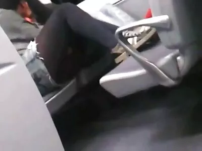 我买了一个带液体挤奶的脱衣舞娘，忍不住在沙发上粗暴地操了她