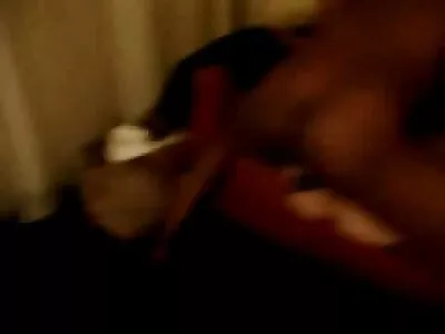 他用吊袜带进入女人的阴户