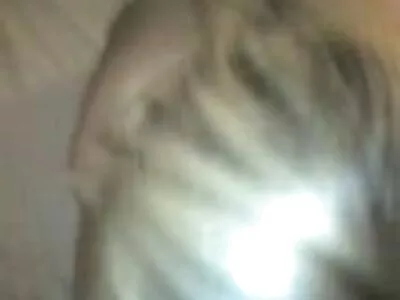 她刺伤了穿着红色内衣的女孩
