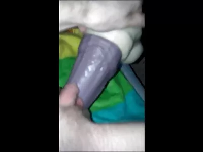 监视成熟的家庭主妇，但后来他被烧死并被迫他妈的