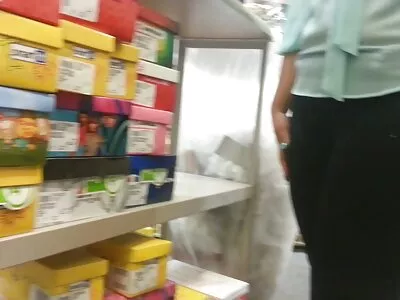 一位按摩师将一位拥有大奶的成熟女性带到了暴力高潮