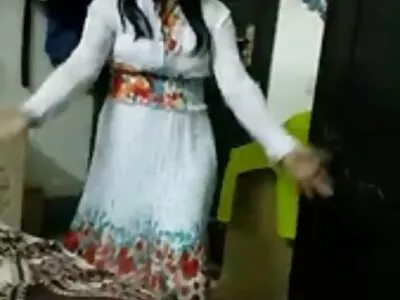 Fitonashka 和她的教练给丰满的摩洛伊斯兰解放阵线 Nina Elle 进行了耐力测试